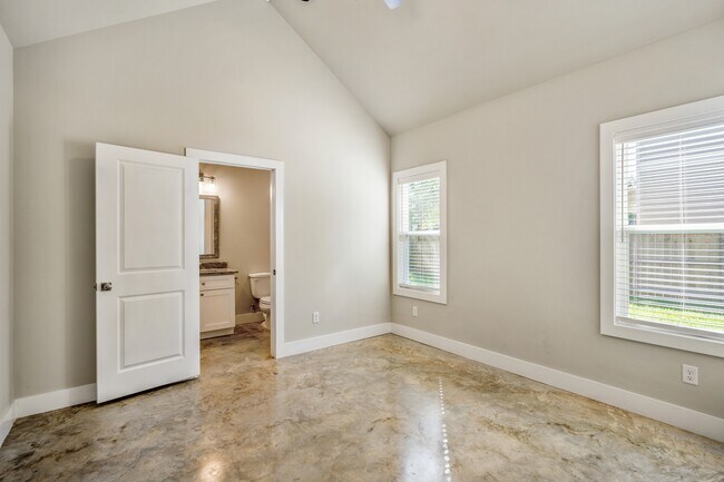 Building Photo - 602 Montclair Ave
