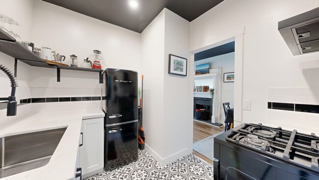 Building Photo - 237 Greenwich St