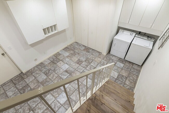 Building Photo - 2216 S Bentley Ave