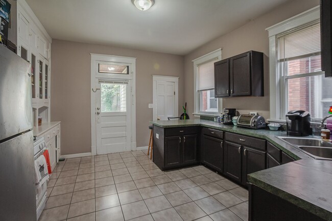 Building Photo - Updated XU Student Rental House