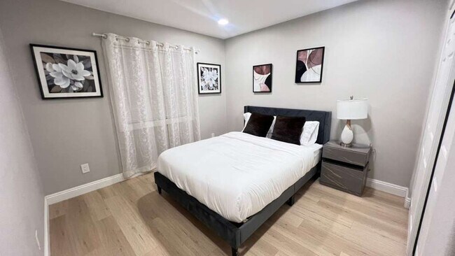 Building Photo - 321 W Park Ave