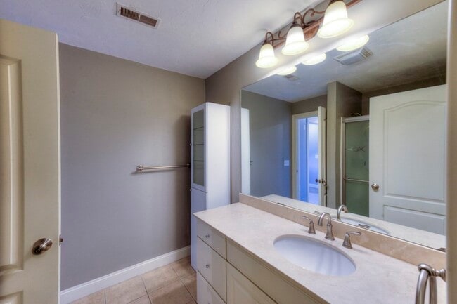 Building Photo - 38 Johnson St