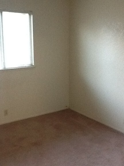 Building Photo - Triplex For Rent in Manteca