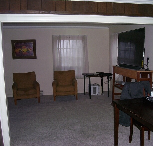 Building Photo - 2403 South Ave