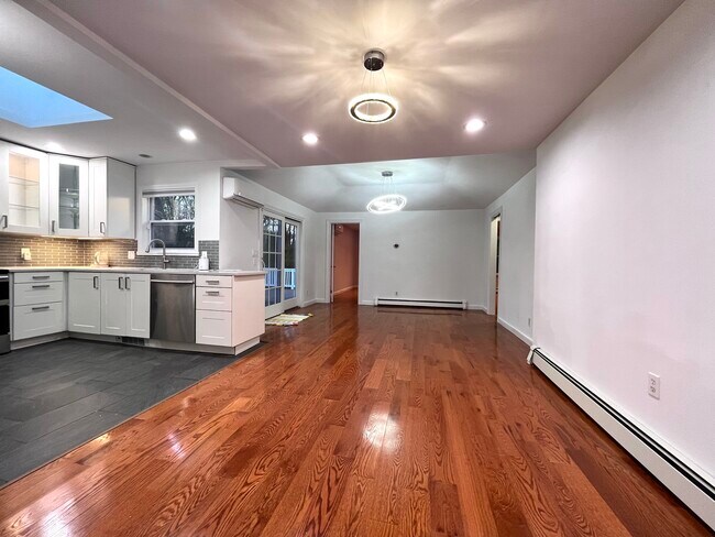 Building Photo - 158 Jelliff Mill Rd