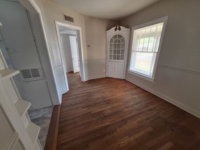 Building Photo - 3 bedroom, 1 bath
