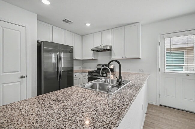 Building Photo - 3 Bed in The Silos | No Carpet + Appliances Included + Community Amenities!