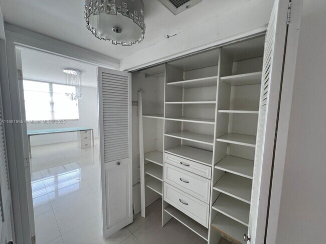 Building Photo - 500 Bayview Dr