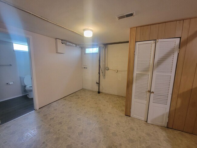 Building Photo - 3 +bedrooms /2 bath + Attached 2-car Garage Home -Available Now in Peoria!