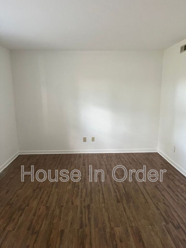 Building Photo - 217 Scottlynn Dr