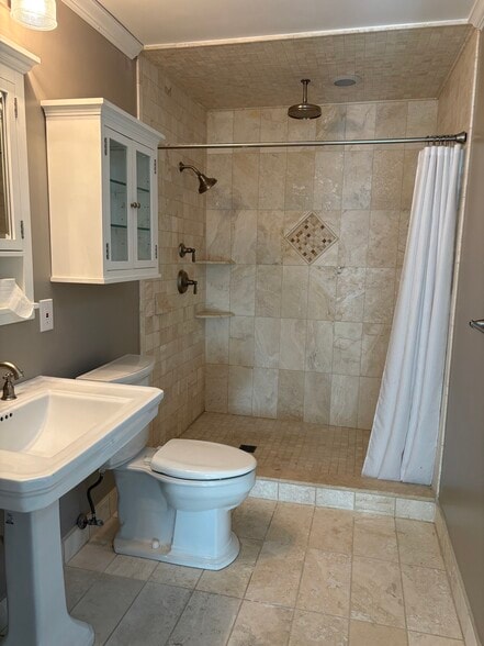 En suite bathroom - 2219 E Marion St