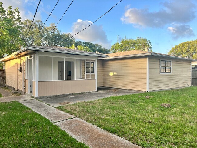 Building Photo - 1407 14th Ave N