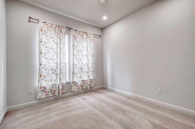 Building Photo - 14921 Iveans Way