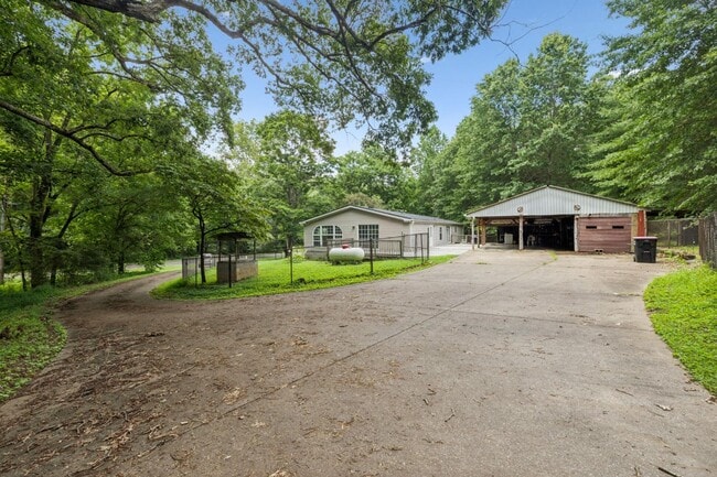 Building Photo - 3063 Sweet Home Rd