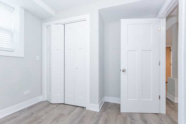 Building Photo - 923 Crain St