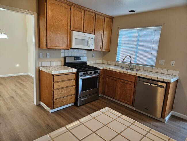 Building Photo - Spacious, well maintained Antioch home