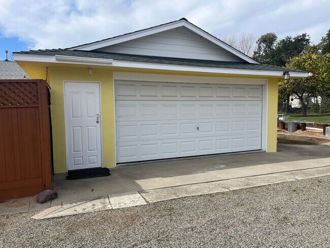 Building Photo - 565 Hobbs Ln