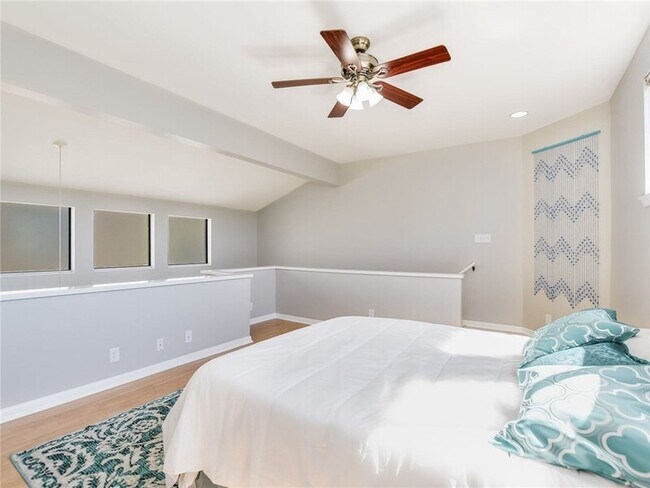 Building Photo - 611 E 45th St