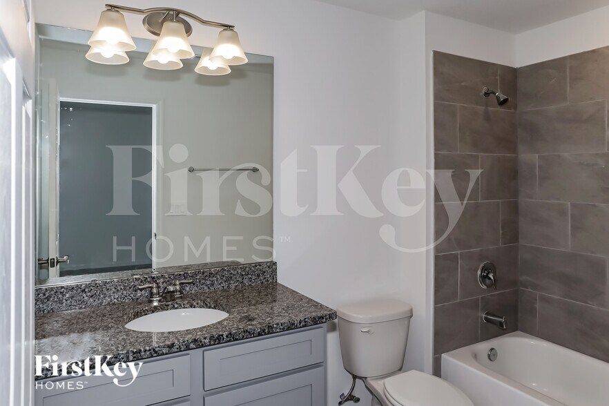 Building Photo - 1221 Spokane Pt