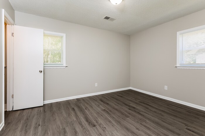 Building Photo - 102 Bluebell Ave