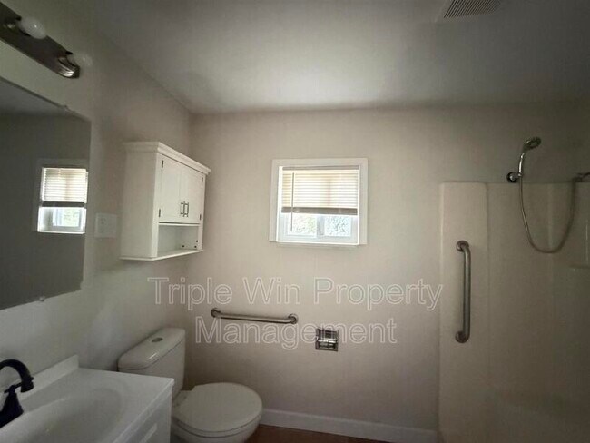 Building Photo - 9937 Carlyle Ave