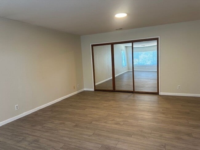 Building Photo - Beautifully Remodeled 2-Story Home in Exce...