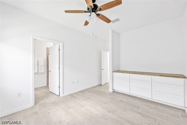 Building Photo - 2127 Hamlin St