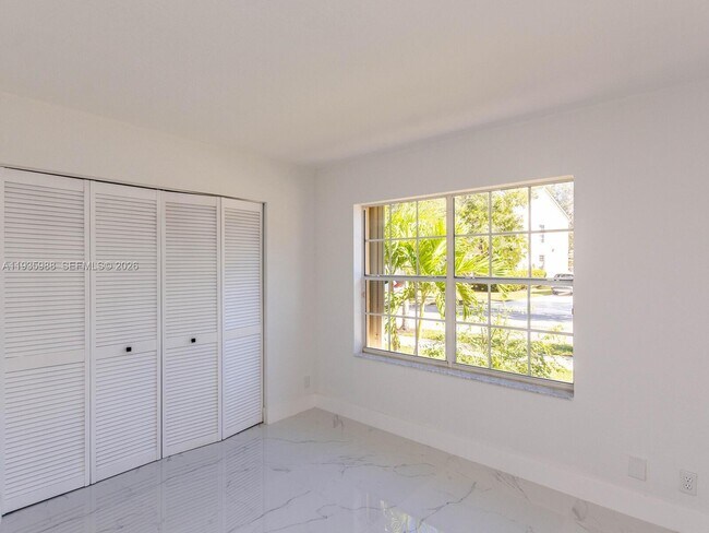 Building Photo - 381 Cameron Dr