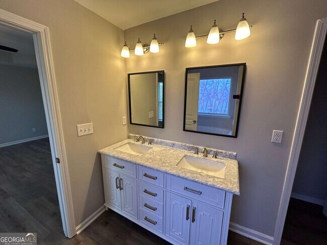 Building Photo - 118 Hidden Lake Cir