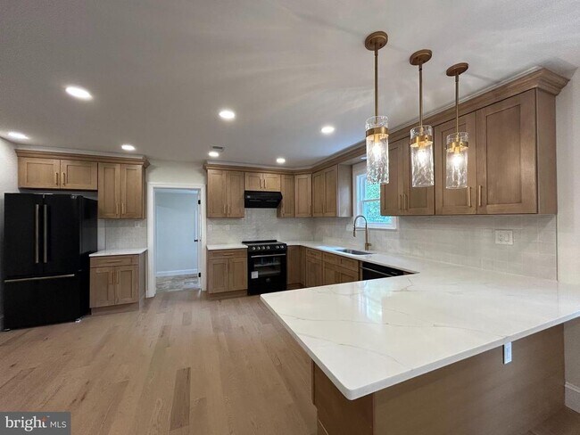 Building Photo - 5 Locust St