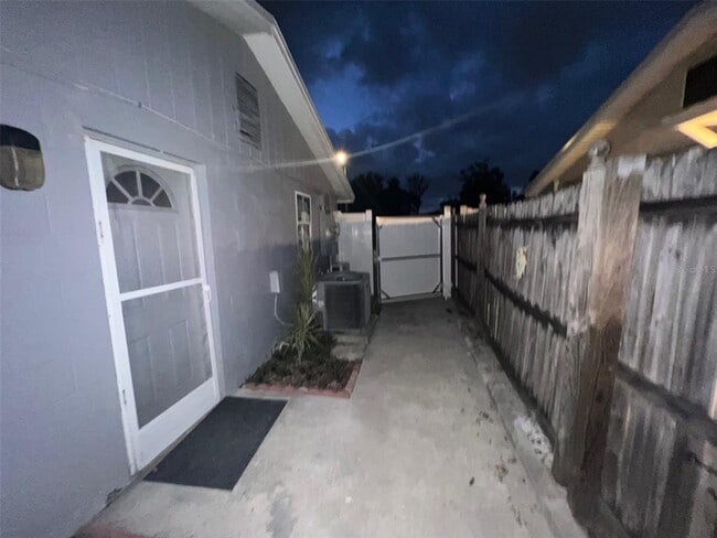 Building Photo - 6439 Willow Wood Ln