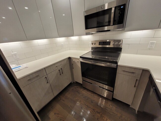 Building Photo - Charming 3 Bedroom-No Broker Fee