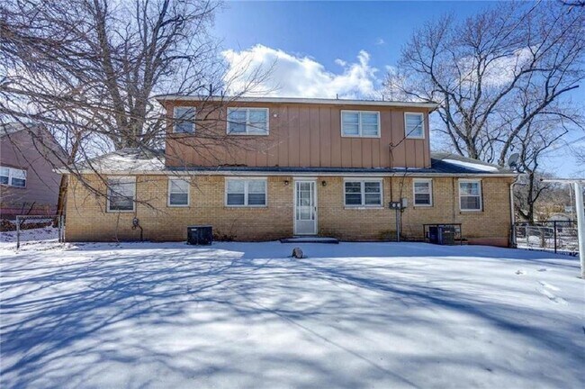 Building Photo - 10516-10516 E 10th St S