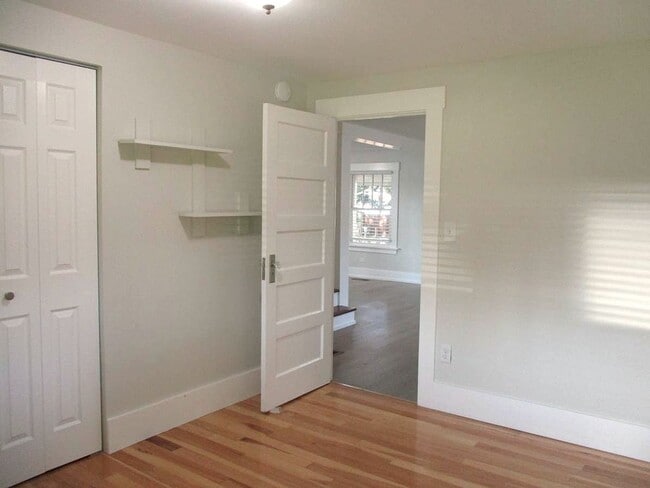 Building Photo - Charming 2 Bedroom, 1 Bathroom Home with P...