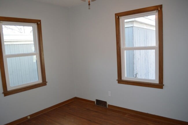 Building Photo - 3 Bedroom House