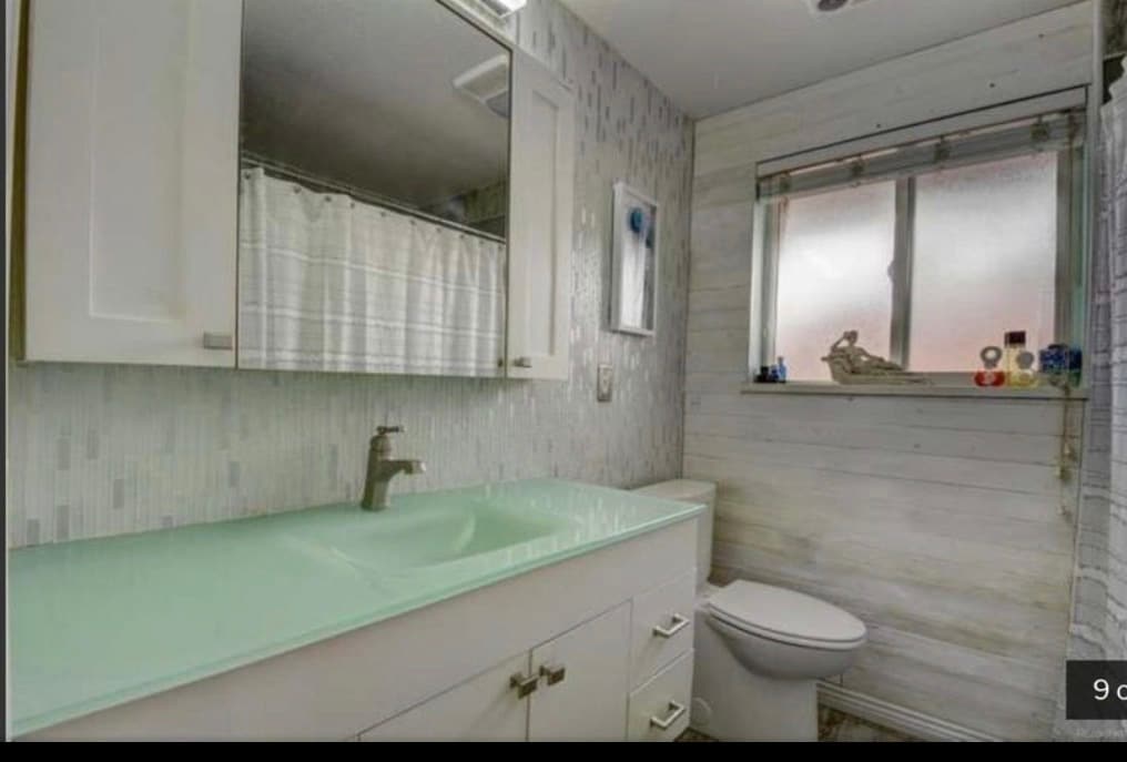 Bathroom with tub - 1808A Simms St