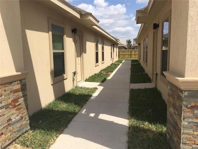 Building Photo - 1702 W Smith Dr