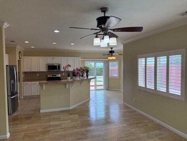Building Photo - Gorgeous 5 Bedroom, 3 Bathroom Home With a Pool in perfect Tracy Location