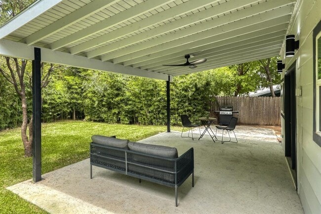 Building Photo - 3006 Burning Oak Dr