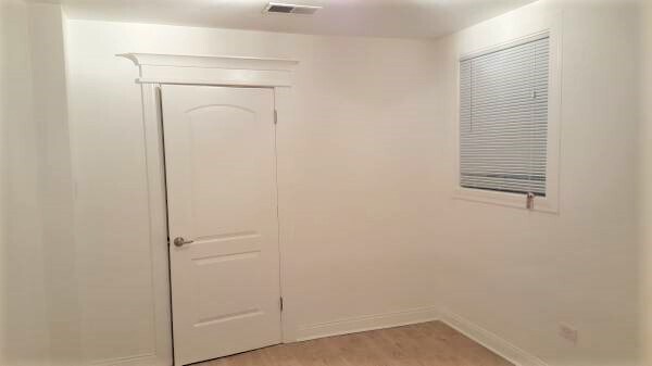 Building Photo - 634 W Oakdale Ave