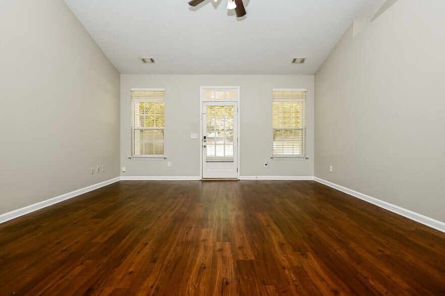 Building Photo - 292 Monarch Village Way