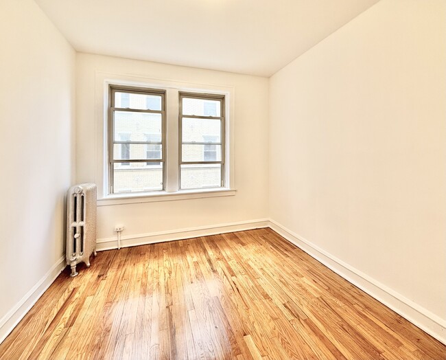 Building Photo - 6304 N Leavitt St