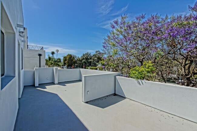 Building Photo - MODERN & BRIGHT. TOP-FLOOR, 4BR3BA HOUSE-LIKE APARTMENT W/ OPEN FLOOR PLAN, 3 DECKS FOR INDOOR/OU...