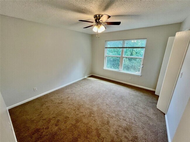 Building Photo - 122 Hillside Dr