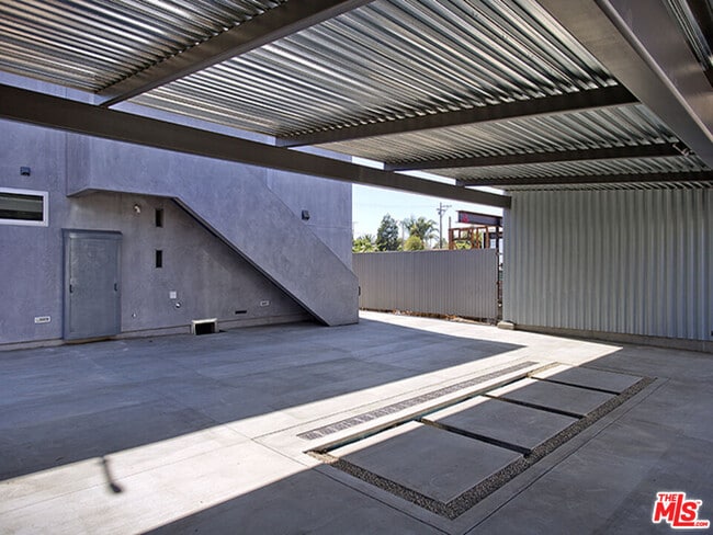 Building Photo - 806 6th Ave