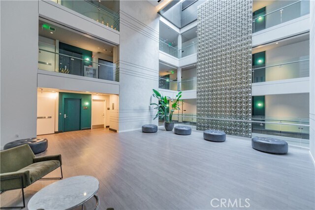 Building Photo - 400 S Broadway