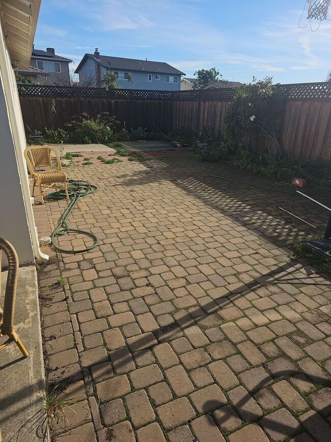 Building Photo - Charming Castro Valley Home: Spacious Livi...