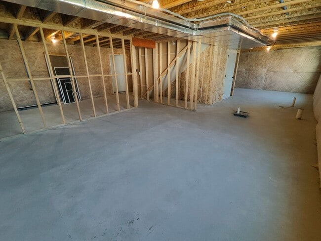 Building Photo - Spacious 4 bed/2.5 bath Home!