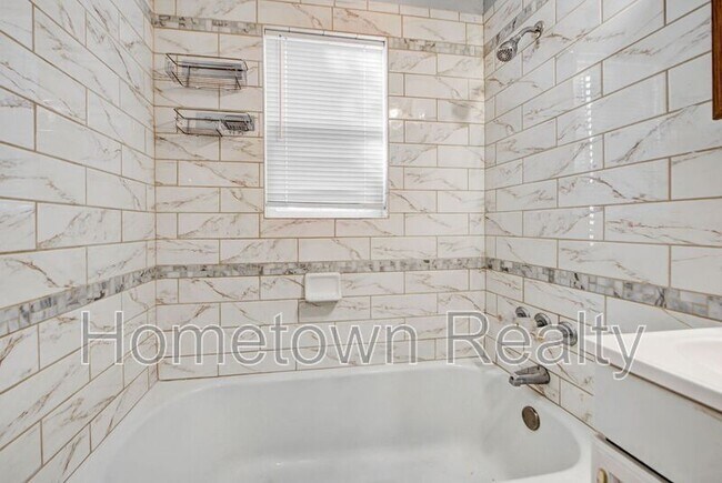 Building Photo - 3200 SW 38th St