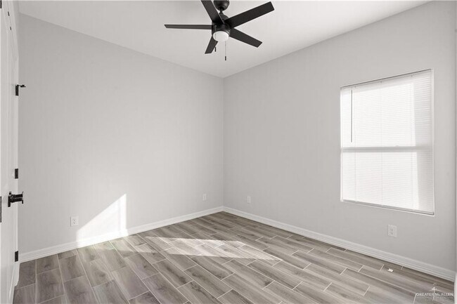 Building Photo - 408 N Onyx Ave